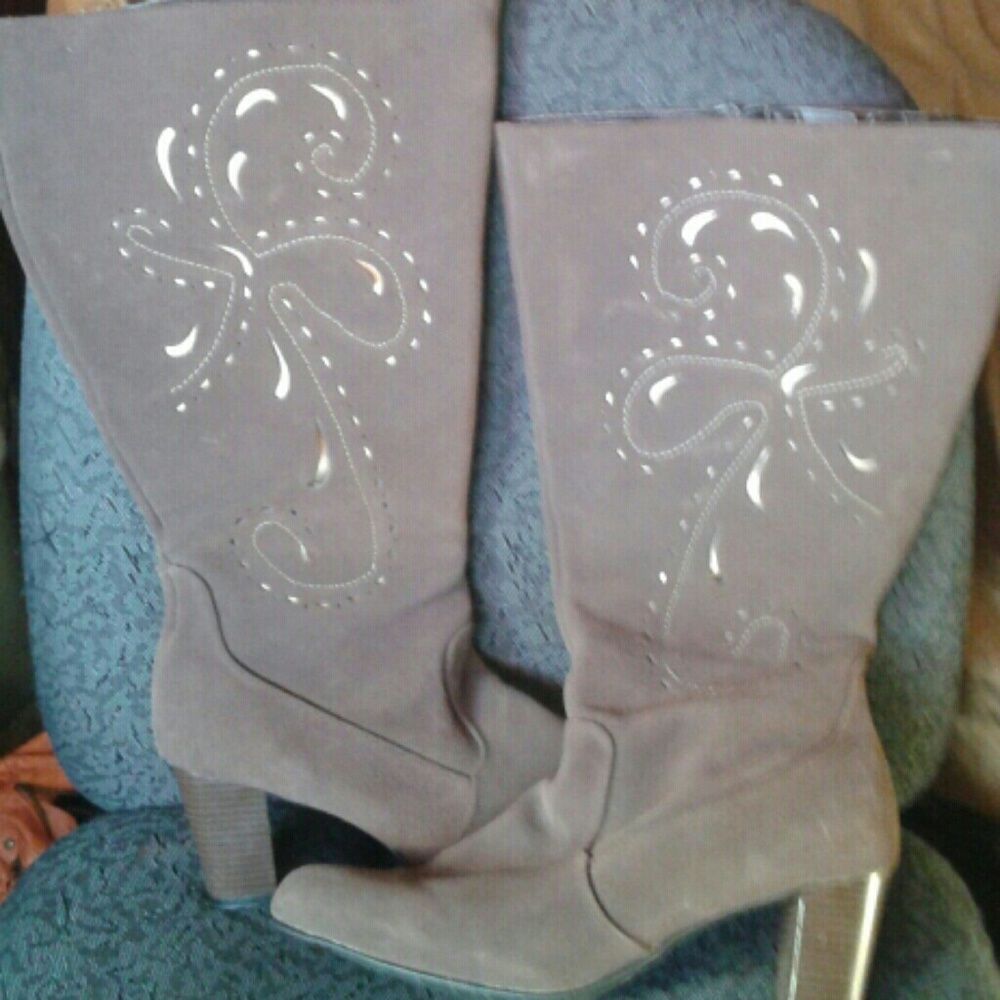 Heeled leather boots